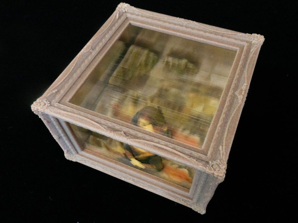 上から見た3Dプリンター制作の『モナ・リザ』写真