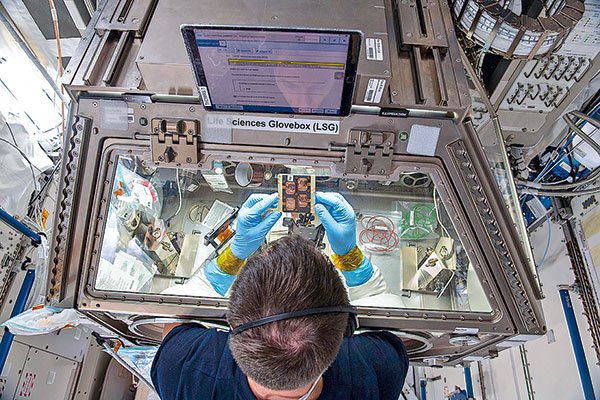 国際宇宙ステーションで3Dプリント材料をテストする宇宙飛行士