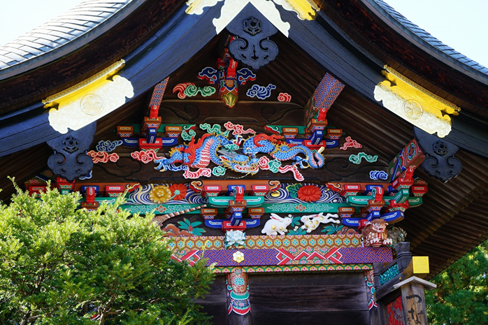 創立2100年を迎える栃木神社の社殿を飾る、つなぎの龍。カラフルでかつ立体的な、特徴的な装飾。