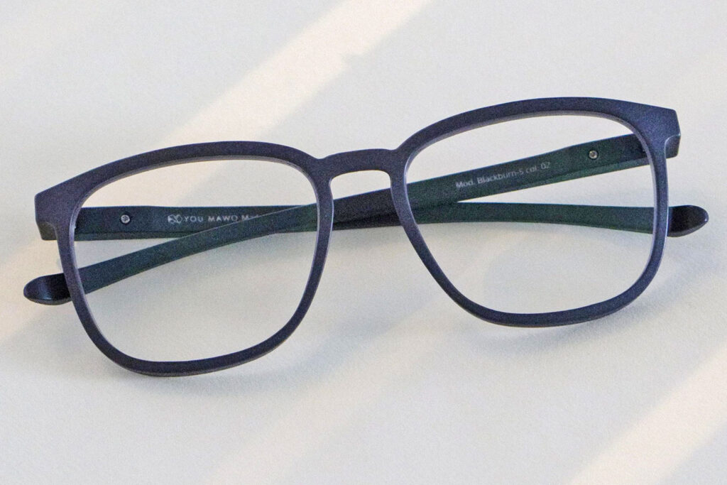 YOU MAWO社製の眼鏡フレーム。通常のフレームとの違いはない。
