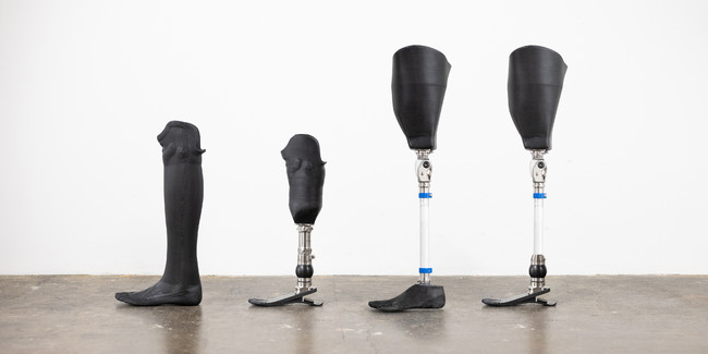 インスタリム社製の下腿義足および大腿義足。プラスチック部分に積層痕がややあり、言われれば3Dプリントされたものと気が付くが、遠目からは何の遜色もない。