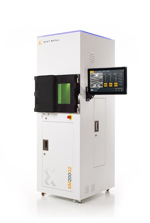 Xact Metal社のXM200Gの外観。白い細長い、いかにも産業機械という形。横に操作パネルが付いている。