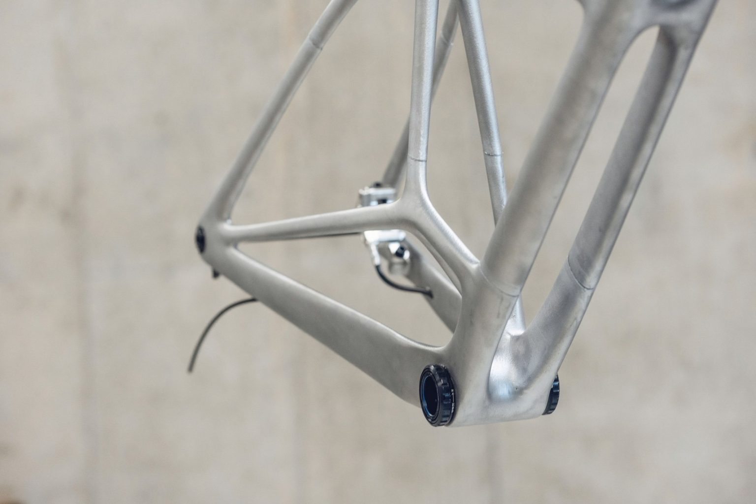 3Dプリントされた自転車のフレーム。3つのパーツに分かれて接着されている。出典：Bike-Magazine