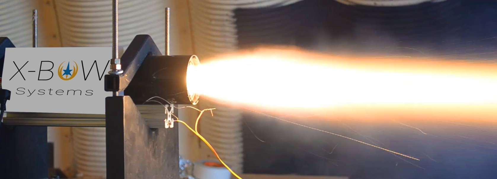 X-Bow社の固体燃料ロケットエンジンのテスト風景。出典：X-Bow社