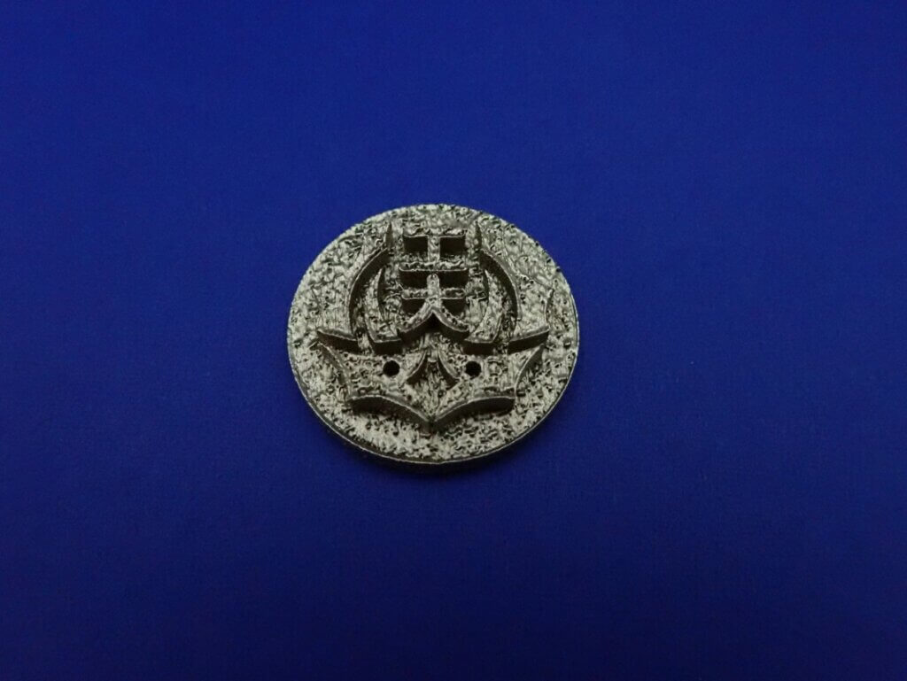開発したステンレス鋼粉末を用いて造形した名古屋工業大学学章メダル-出展：名古屋工業大学