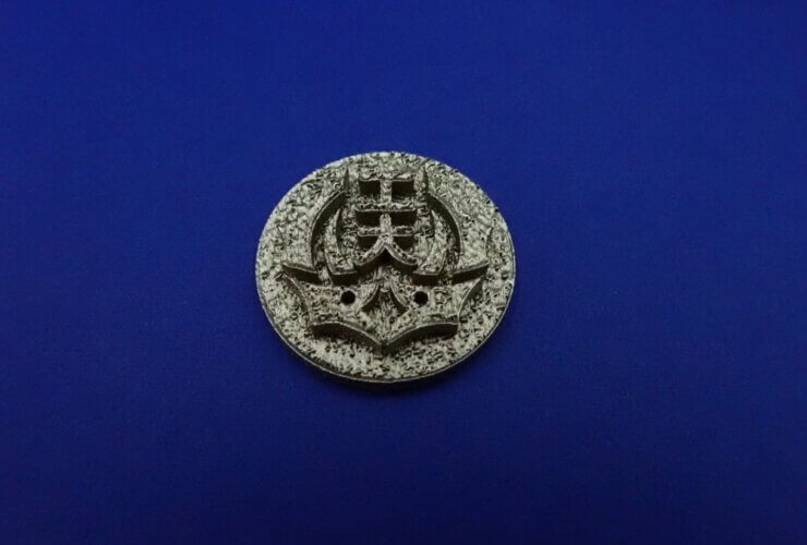 開発したステンレス鋼粉末を用いて造形した名古屋工業大学学章メダル-出展：名古屋工業大学