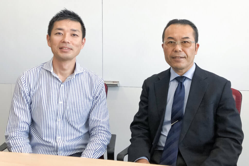 今回インタビューにおこたえ頂いた、丸紅情報システムズ株式会社の丸岡浩幸氏（右）、菊地健一氏（左）