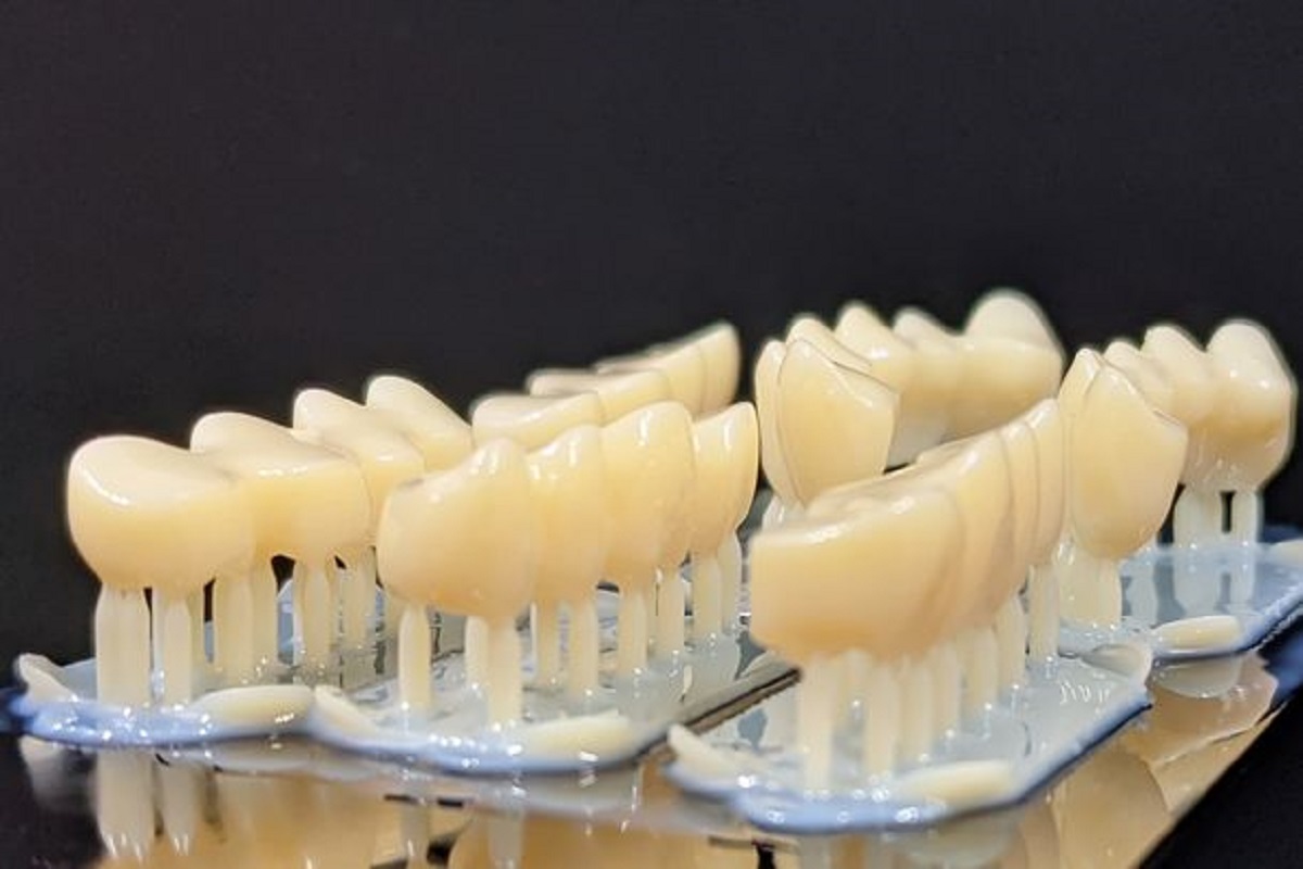 3Dプリンターでデジタルコピーされた歯（ひとり分）出典：お守り入れ歯社