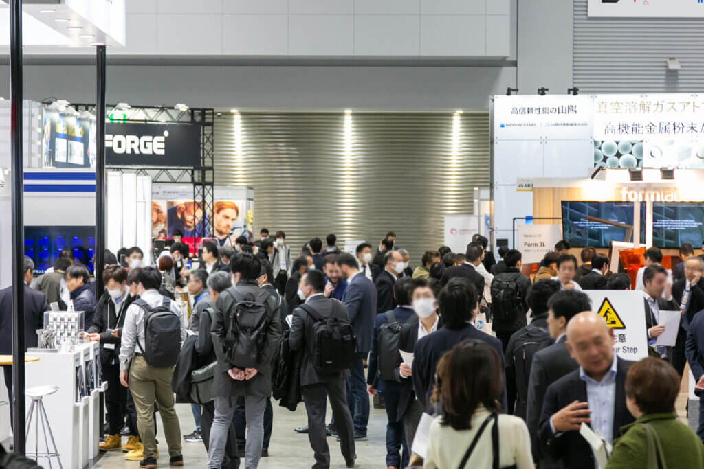 過去のTCT Japanの会場風景。多くの人が装置やサンプルに触れながら話し込んでいる。
