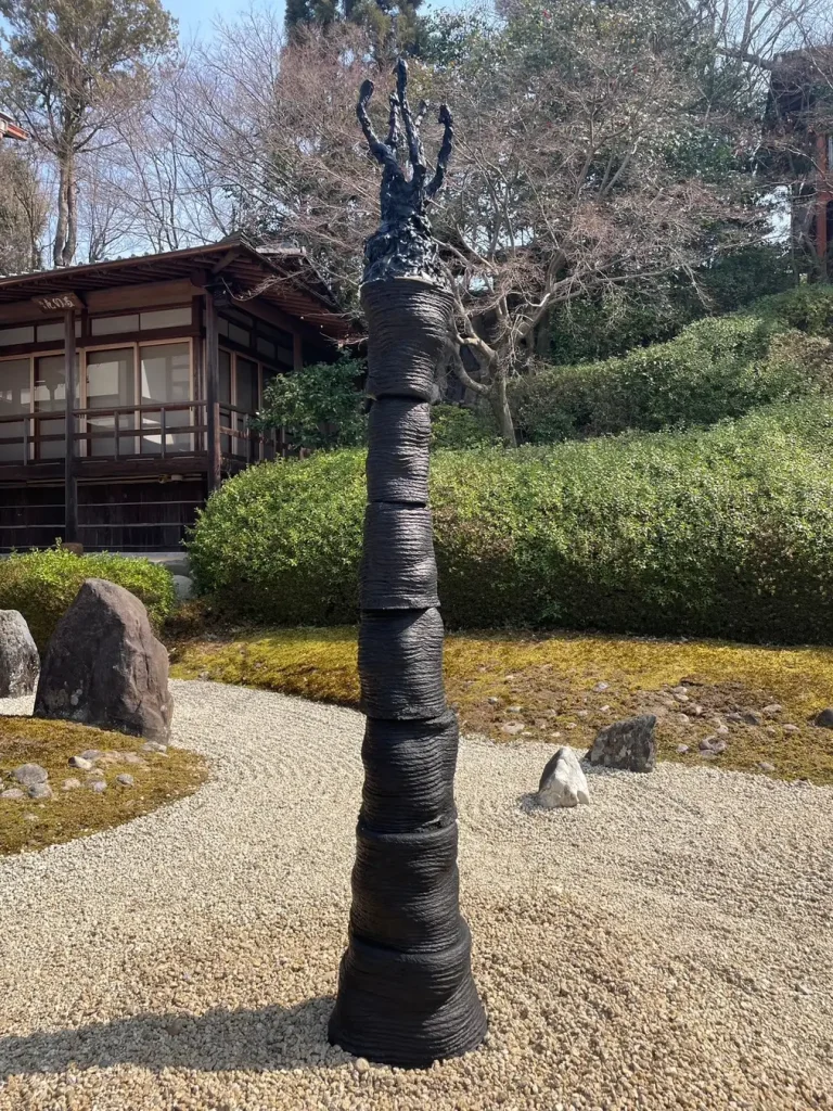 東福寺光明院の「波心庭」内に展示されているアート作品　出典： MAT一級建築士事務所 