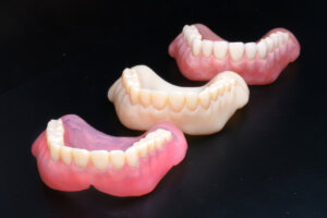 3Dプリンターで製造する義歯「ヨビーバ」／出典：日立ユニオンデンタル社