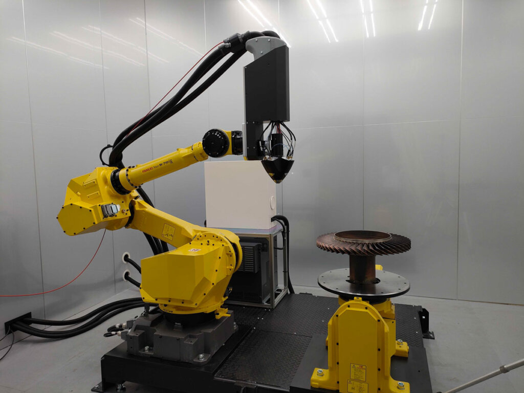 3D Printing Corpation 社内に設置されている Meltio EngineRobot。ロボットアームのヘッド部分にワイヤーDED方式のヘッド部を搭載し大型造形に対応