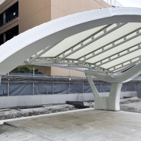 一部が建設3Dプリンターで造形された駐車場の屋根／出典：清水建設.