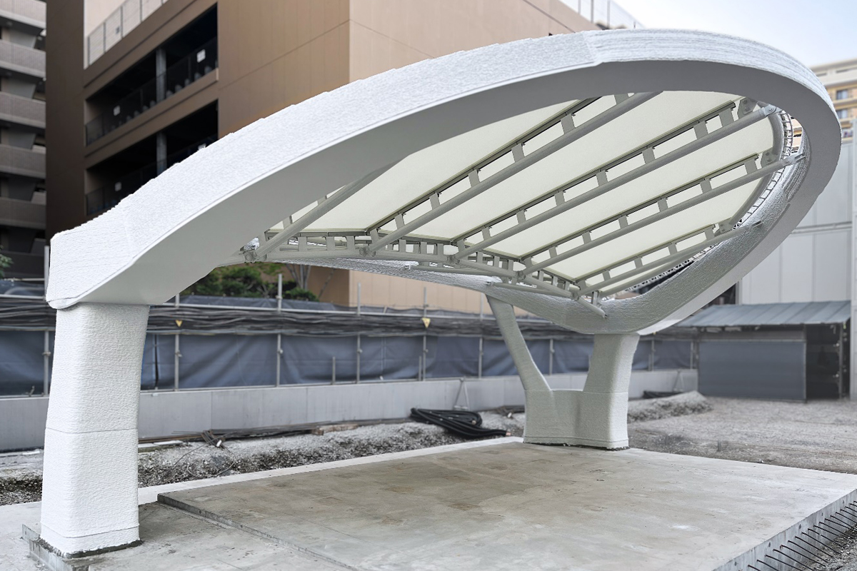 一部が建設3Dプリンターで造形された駐車場の屋根／出典：清水建設.