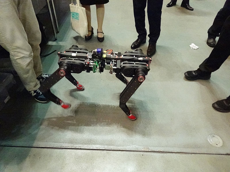 機構部品を3Dプリンターで製作した４脚ロボット