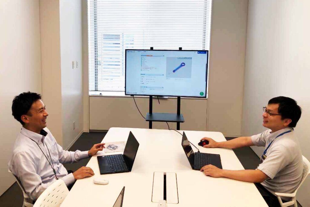 3Dプリンター事業推進チームの袴田 友昭 氏（左）と渡邊 正和 氏（右）