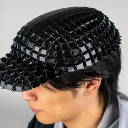 新開発の自己折り技術で造形された帽子