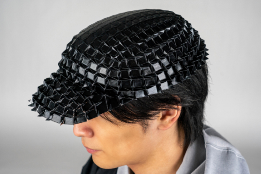 新開発の自己折り技術で造形された帽子