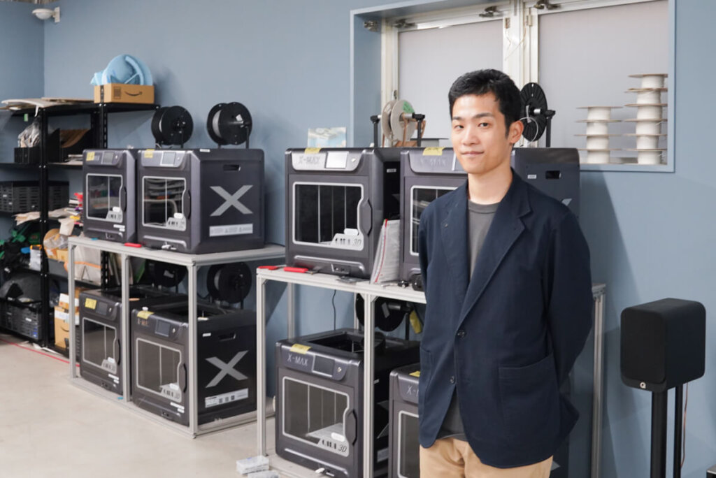 岩谷社長と江別研究所に設置されているFFF方式の3Dプリンター