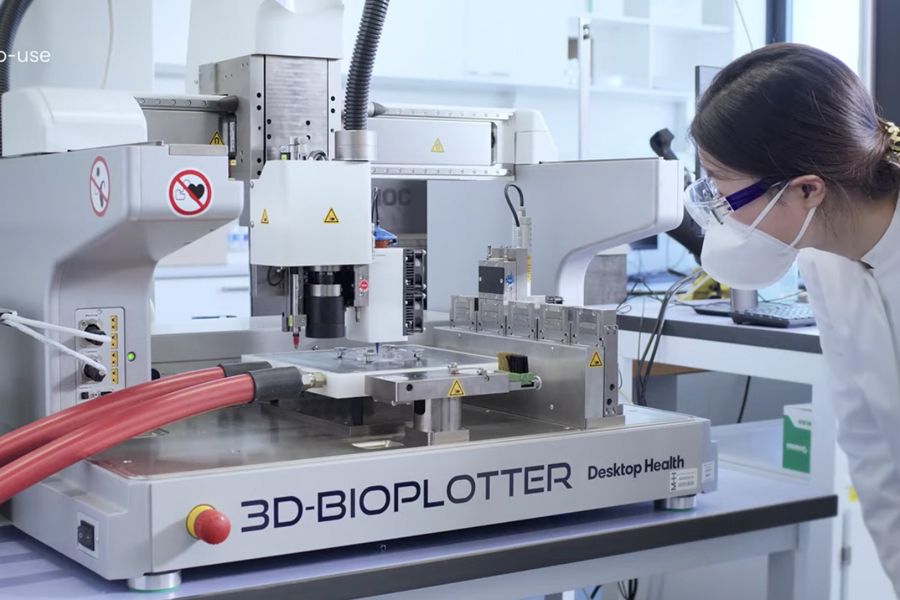 「3D-Bioplotter」で造形するようす