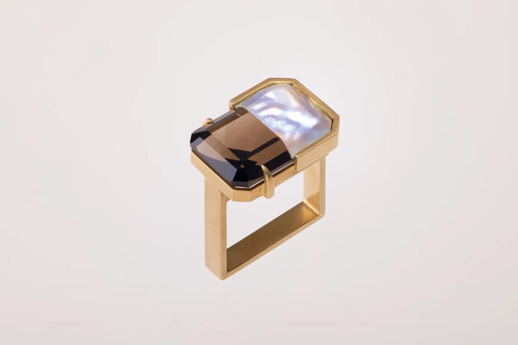 「Light Ring Octagon」（440,000円、K18ゴールド、水晶、真珠）