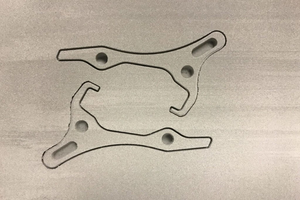 インテリジェント レイヤリング プロセス中に CNC 加工された金属部品。