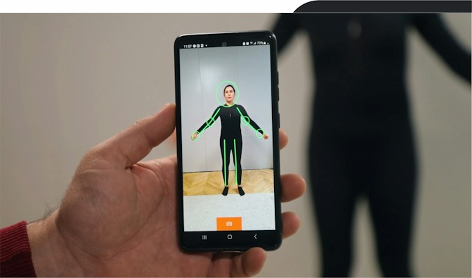 スマートフォンアプリで身体の3Dデータを作成するようす