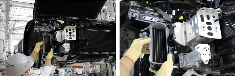 トヨタ自動車の工場でLC500 に取り付けられるオイルクーラーとダクト。画像出典：SOLIZE Webサイト