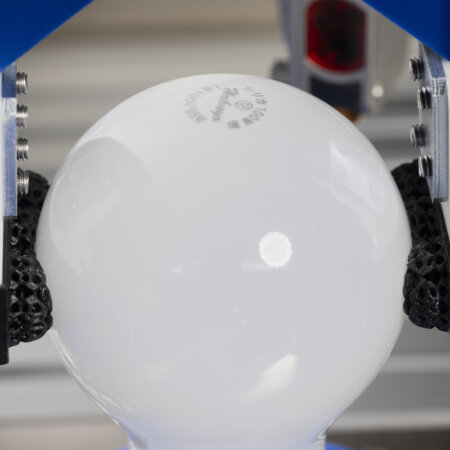 電球も問題なく把持できるロボットハンドツール「柔軟指」