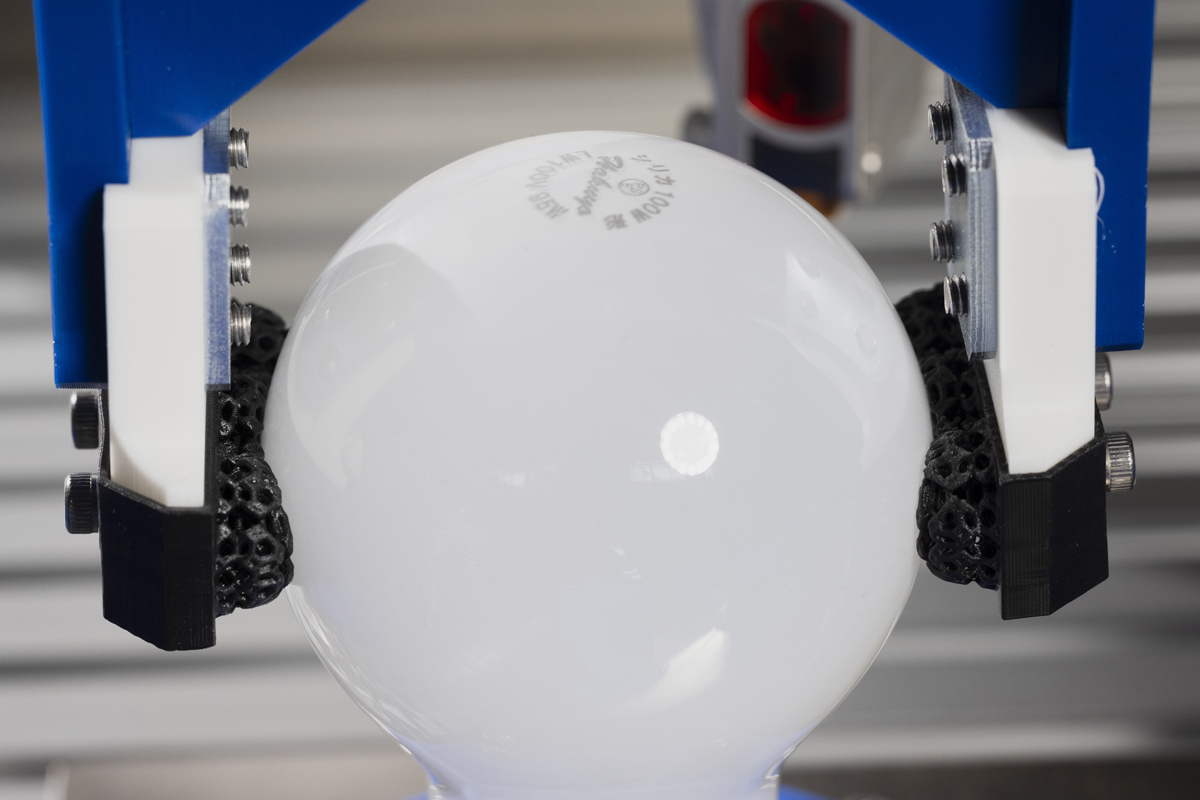 電球も問題なく把持できるロボットハンドツール「柔軟指」
