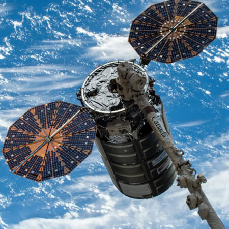 NASAは国際宇宙ステーション（ISS）への補給ミッションをスペースXとノースロップ・グラマンの2社に委託しているが、2024年1月下旬に行われるノースロップ・グラマンの手掛ける20回目の商業補給ミッションでは、3Dプリンティング技術の開発が含まれており、宇宙探査の新時代を切り拓く重要な一歩となることが期待されている。（上部画像はNASAによるミッションの様子。出典：NASA）