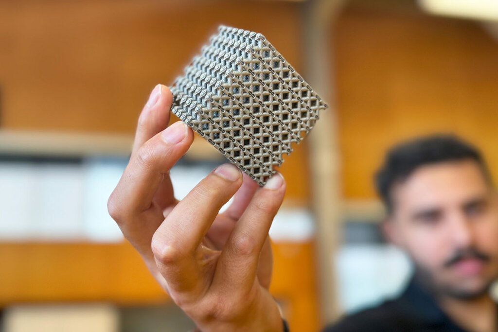超自然的に強くて軽い3Dプリント立方体。