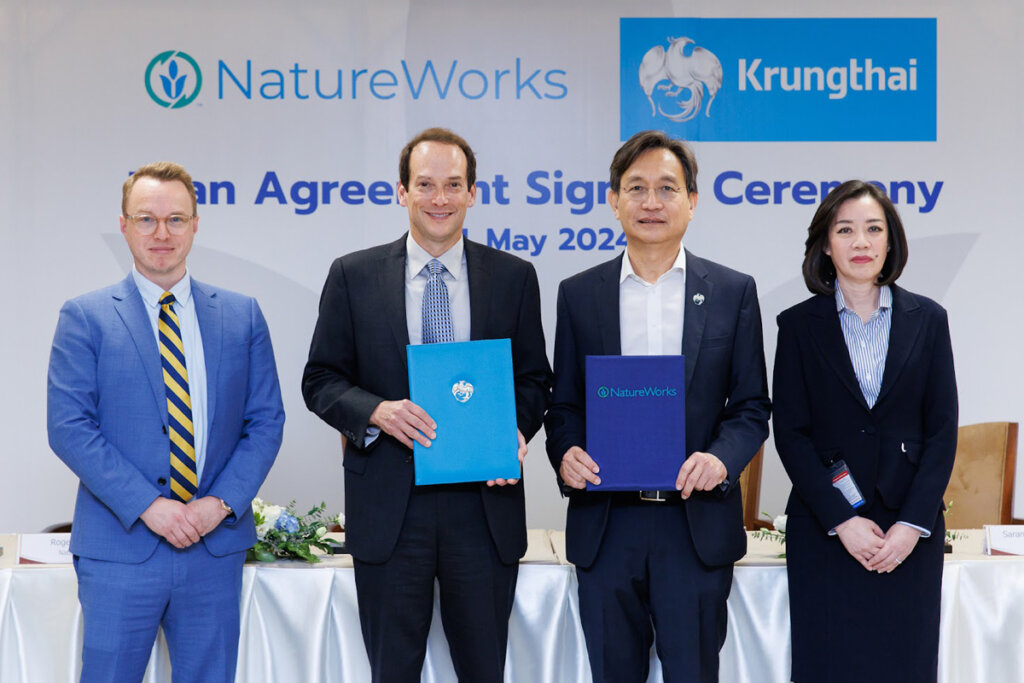 ポリ乳酸（以下、PLA）プラスチックの多くを製造している企業であるNatureWorks社はタイにPLA工場を建設するために、Krungthai Bank PCLから3億5千万ドルの融資を受けた。PLAは包装材、医療用不織布、内装材などにも使用されており、石油を基にしない再生可能な代替品として期待されている。（上部画像は左から、ネイチャーワークス暫定CFO ロジャー ケンパ 氏、ネイチャーワークス社長兼CEO エリック リップル 氏、クルンタイ銀行ホールセールバンキング最高責任者 スラトゥン コントン 氏、クルンタイ銀行コーポレートバンキング第7部門副社長兼部門長 サラニャ アサモンコン氏。出典：NatureWorks社）