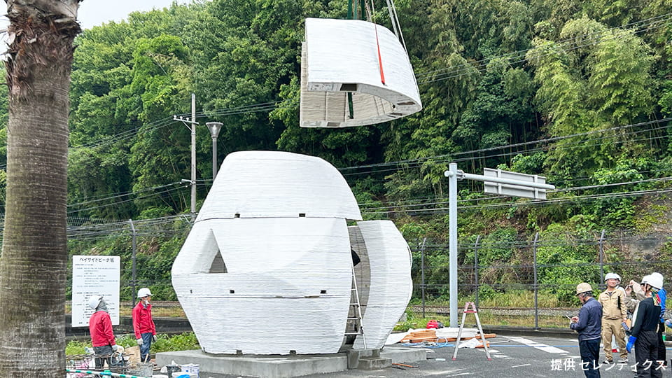 広島県のベイサイドビーチ坂で行われた3Dプリンター住宅の実証実験のようす。