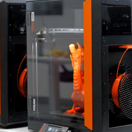 「Prusa CORE One」で造形しているようす。