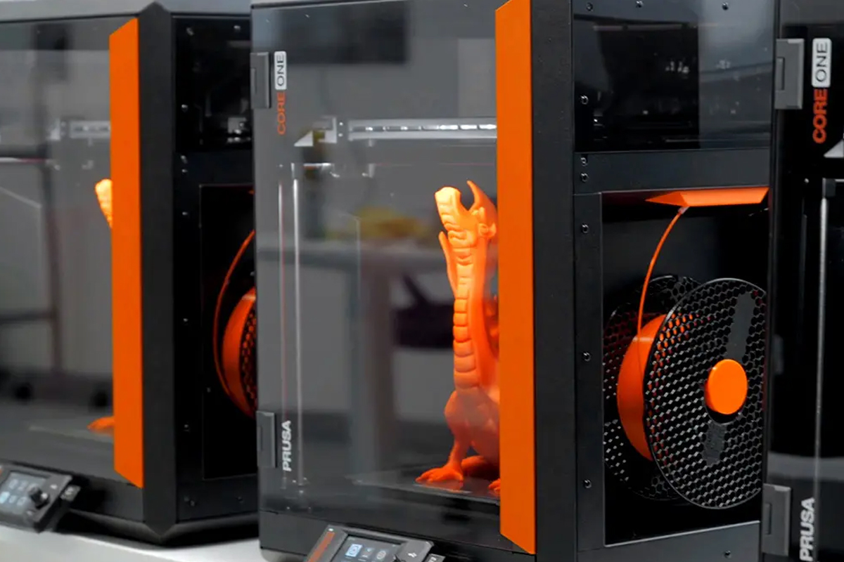 「Prusa CORE One」で造形しているようす。