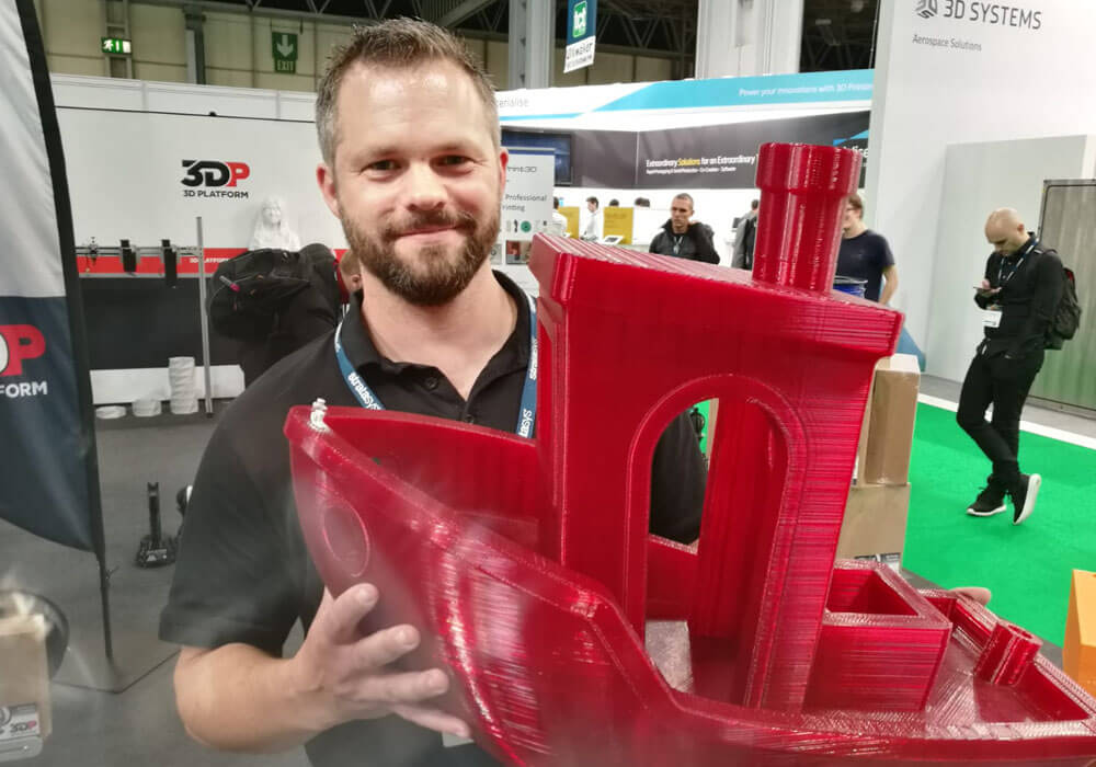 巨大な「3DBenchy」を手に持つDaniel Norée 氏