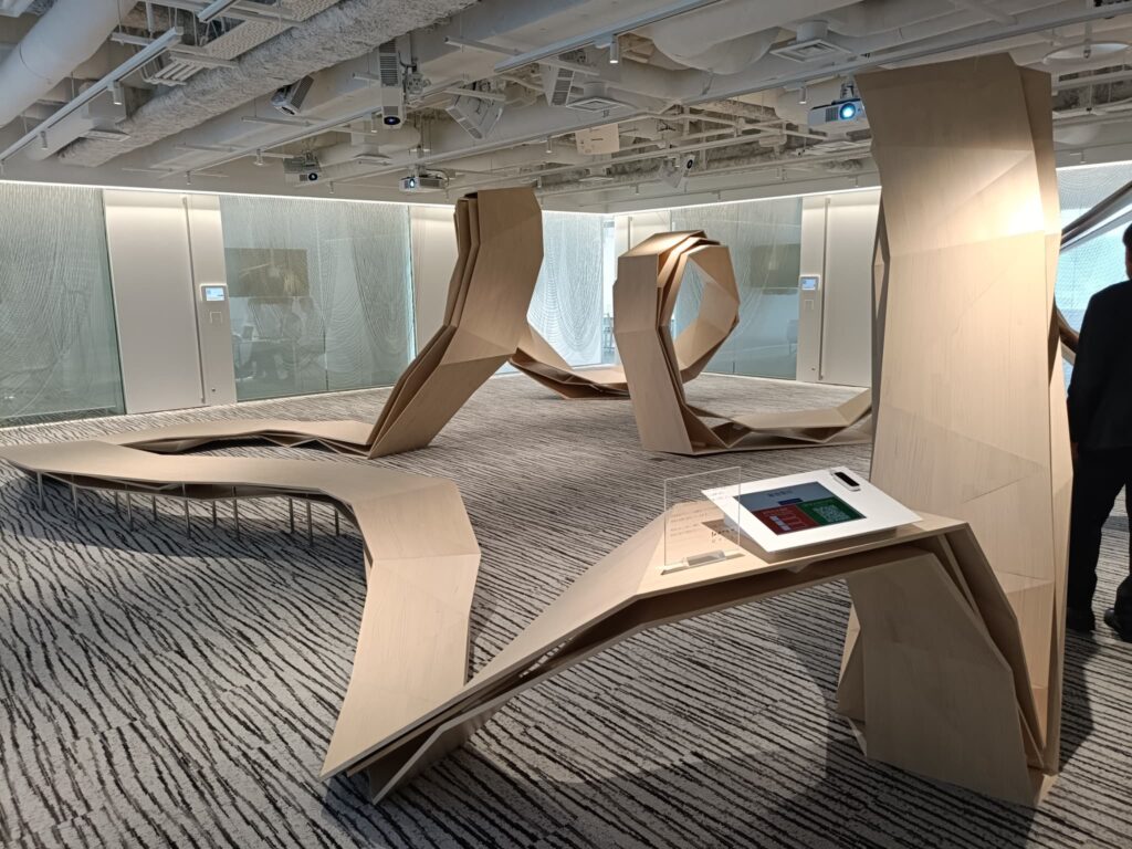 協栄産業 エントランスモニュメント「木のリボン」全景 記者撮影