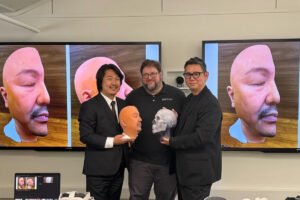日南社、メディデント社のプレスリリースより。左から富田大介、Don Cameron教授、Endo Giichi 、スタンフォード大学にて。