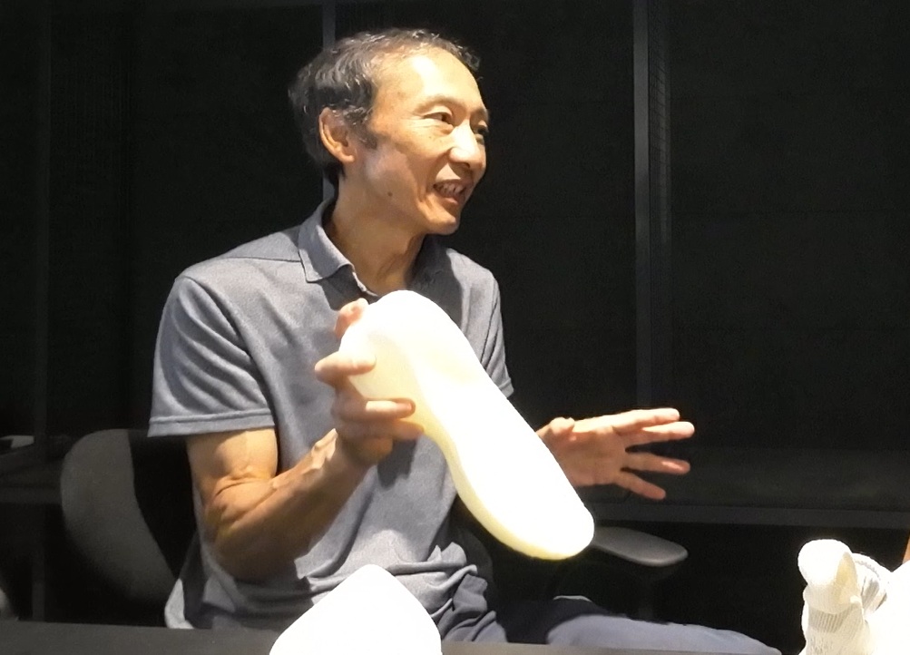 3D U-fitの3Dプリントソールをもって話す北氏