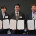 意向書(Letter of Intent)発表の様子。左から順に:Cyfuse CEO 秋枝静香氏、C2iTech CEO マイケル・チャン教授、Hitachi Global Life Solutions ゼネラルマネージャー 佐藤祐一氏。