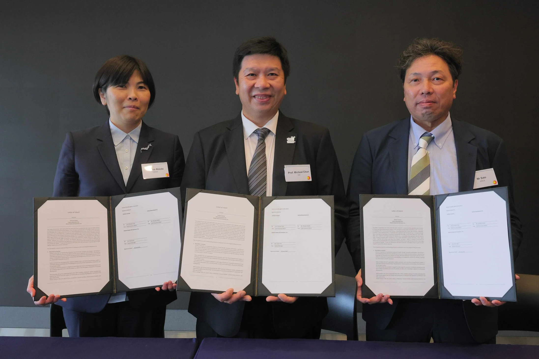 意向書（Letter of Intent）発表の様子。左から順に：Cyfuse CEO 秋枝静香氏、C2iTech CEO マイケル・チャン教授、Hitachi Global Life Solutions ゼネラルマネージャー 佐藤祐一氏。