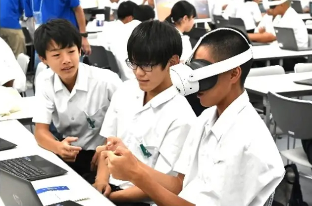 VRゴーグルを使って仮想空間を体感。