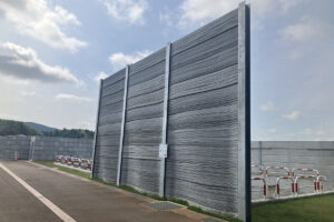 建設現場敷地内に設置した防音壁。