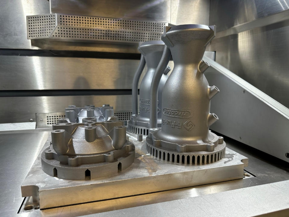 EP-M400S内に配置されたプリント済みエンジンとスワールインジェクター。(出典:出典:Eplus3D、UCL)