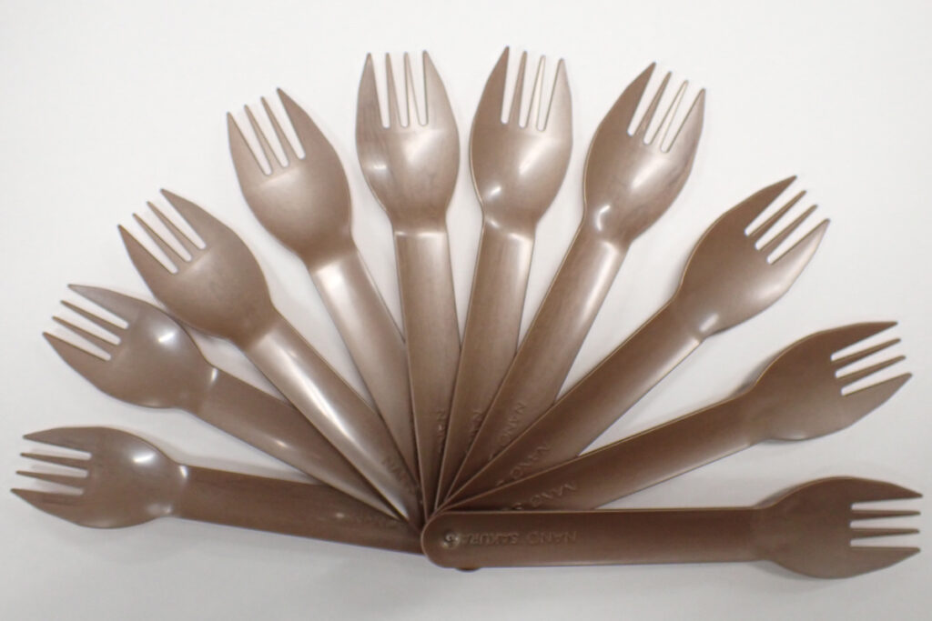 サルガッサムと言われる廃海藻を一部原料とした植物バイオマス分解性樹脂製カトラリー