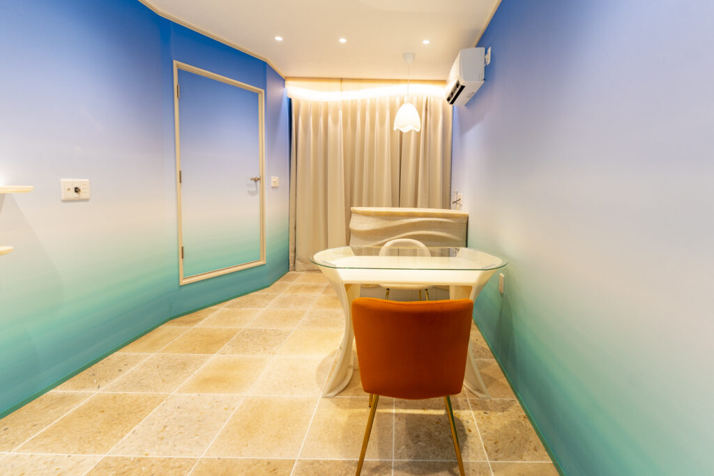 植物、バイオマス由来の生分解樹脂を用いて3Dプリンターで印刷して作成した机などの家具