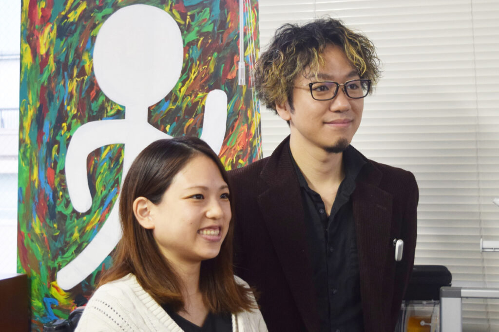 左：講師のSanU代表の伊藤優氏。右：技術担当のウォーカー代表の伊藤雄歩氏。お二人はご夫婦。奥様がご懐妊の際に妊婦用キーホルダーを3Dプリントしたことがきっかけで今回の企画につながったという。