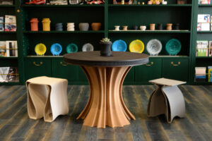 Table:Root（中）　Stool：MUTSU（左）MOTH（右）　植木鉢：POT1～7（棚中段）　小物入れ：Couleur L,S（棚下段）