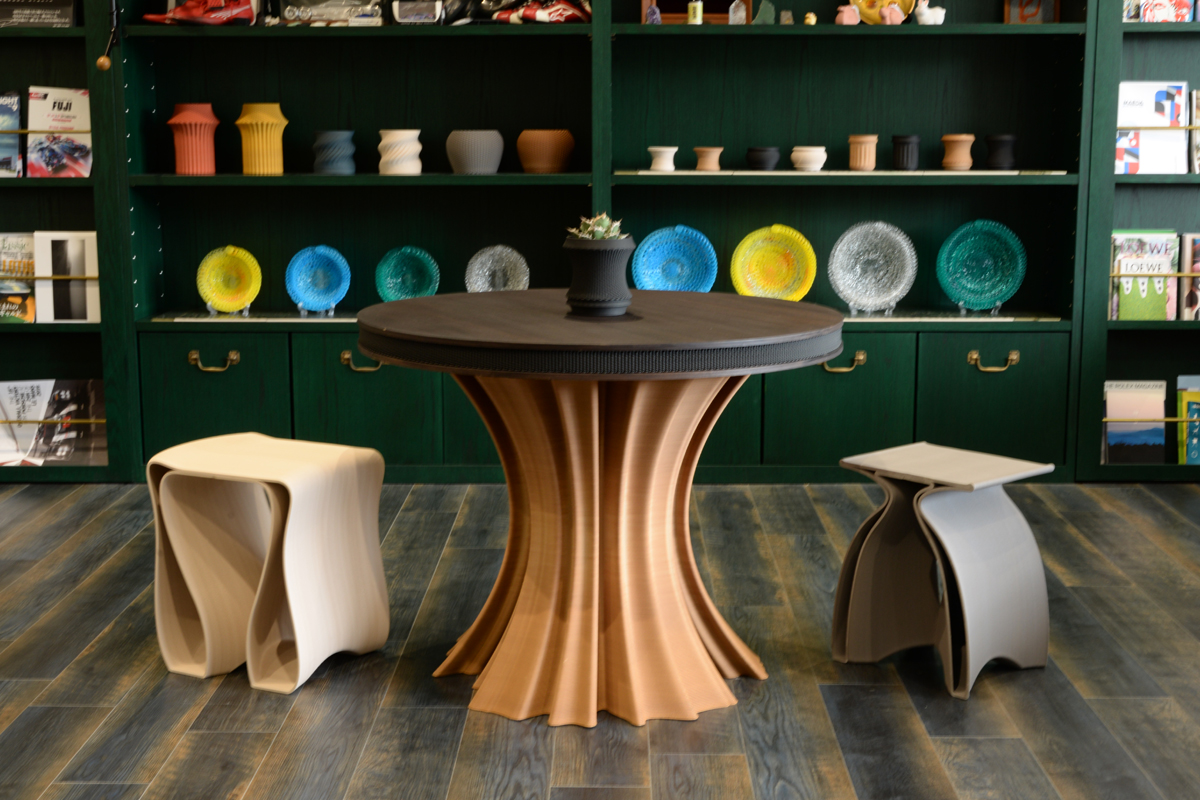 Table:Root（中）　Stool：MUTSU（左）MOTH（右）　植木鉢：POT1～7（棚中段）　小物入れ：Couleur L,S（棚下段）